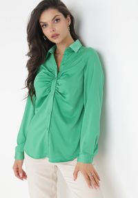 Born2be - Zielona Satynowa Koszula z Marszczeniami Kosse. Kolor: zielony. Materiał: satyna. Długość rękawa: długi rękaw. Długość: długie. Styl: elegancki #3