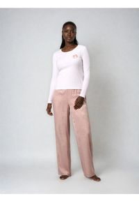 Sinsay - Piżama z długim rękawem i spodniami z lekkiej tkaniny Barbie - kremowy. Kolor: kremowy. Materiał: tkanina. Długość: długie #1