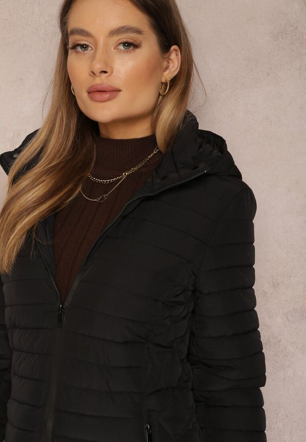 Renee - Czarna Kurtka do Kolan Pikowana Garle. Okazja: na co dzień. Kolor: czarny. Materiał: jeans, tkanina. Długość: do kolan. Styl: elegancki, casual