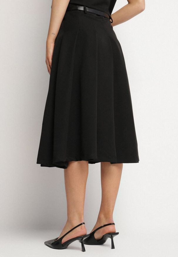 Born2be - Czarna Rozkloszowana Spódnica z Wiskozą Ozdobiona Paskiem i Plisami Fidelin. Kolor: czarny. Materiał: wiskoza. Wzór: aplikacja. Styl: elegancki