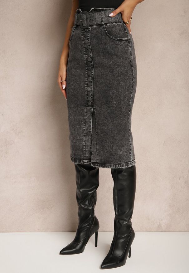 Renee - Czarna Jeansowa Spódnica Ołówkowa Midi z Guzikami i Rozcięciem Jackiesa. Kolor: czarny. Materiał: jeans