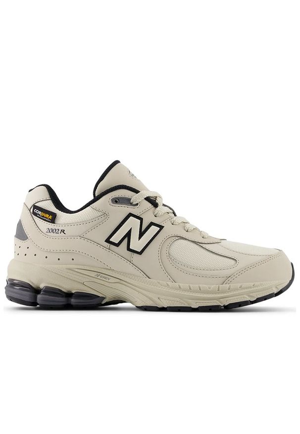 Buty New Balance GC2002PM - beżowe. Okazja: na co dzień. Kolor: beżowy. Materiał: tkanina, guma. Szerokość cholewki: normalna. Sport: turystyka piesza