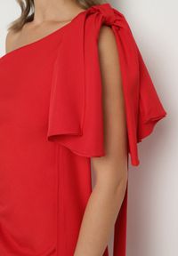 Born2be - Czerwona Asymetryczna Sukienka z Kokardą na Ramieniu Morrise. Typ kołnierza: kokarda. Kolor: czerwony. Typ sukienki: asymetryczne. Styl: elegancki #4