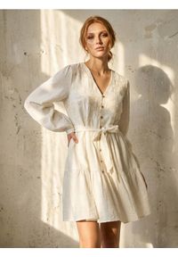 Sinsay - Sukienka mini z dekoltem V z paskiem z wiskozą i domieszką lnu - kremowy. Kolor: kremowy. Materiał: wiskoza, len. Długość: mini #1