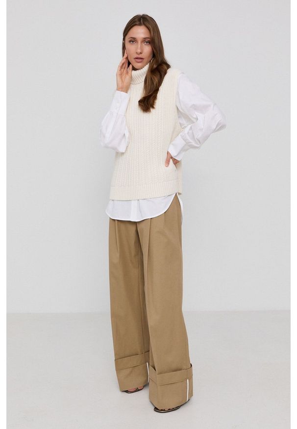 Victoria Victoria Beckham Sweter damski kolor kremowy ciepły z golfem. Okazja: na co dzień. Typ kołnierza: golf. Kolor: beżowy. Materiał: dzianina. Wzór: ze splotem. Styl: casual