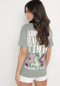 Born2be - Ciemnozielony Bawełniany T-shirt Oversize Fillaria. Okazja: na co dzień. Kolor: zielony. Materiał: bawełna. Wzór: aplikacja. Styl: klasyczny, casual