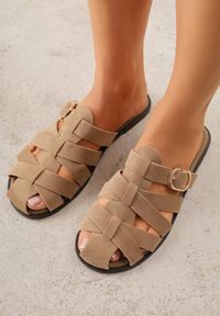 Renee - Ciemnobeżowe Klapki Gladiatorki z Ozdobną Sprzączką Lusanatia. Okazja: na co dzień. Kolor: beżowy. Styl: casual #2