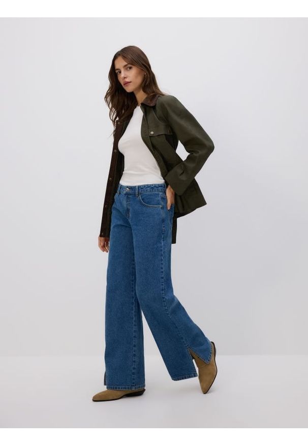 Reserved - Jeansy straight z rozcięciami - niebieski. Kolor: niebieski