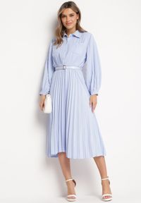 Born2be - Niebieska Plisowana Sukienka Midi z Paskiem z Kołnierzykiem i Kieszeniami Themirlla. Kolor: niebieski. Wzór: aplikacja. Długość: midi #1