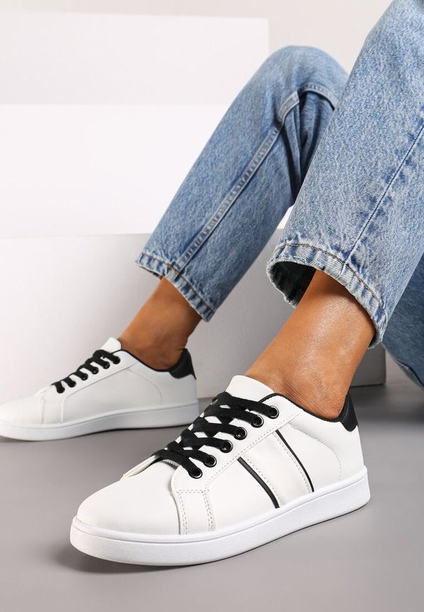 Born2be - Biało-Czarne Płaskie Sneakersy ze Sznurowaniem Ozdobione Paskami Elithna. Nosek buta: okrągły. Zapięcie: pasek. Kolor: biały. Materiał: materiał. Wzór: aplikacja. Obcas: na obcasie. Wysokość obcasa: niski