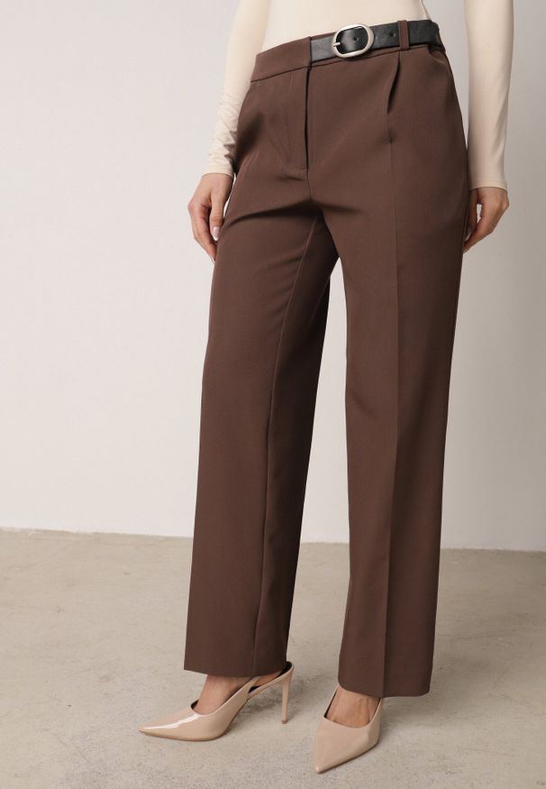 Born2be - Brązowe Garniturowe Spodnie VICES na Kant z Wszytym Paskiem z Klamrą Azivore. Okazja: na co dzień, na spotkanie biznesowe. Kolor: brązowy. Styl: casual, biznesowy, elegancki