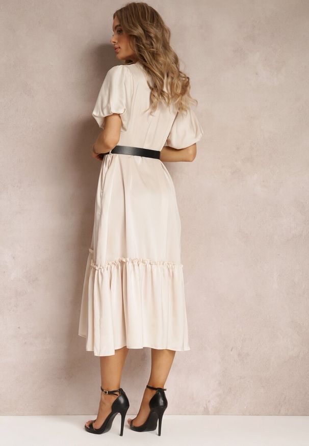 Renee - Beżowa Sukienka Midi z Ozdobną Falbanką i Dodatkowym Paskiem z Imitacji Skóry Charlotona. Typ kołnierza: kołnierz z falbankami. Kolor: beżowy. Materiał: skóra. Sezon: wiosna, lato. Typ sukienki: koszulowe. Styl: klasyczny. Długość: midi