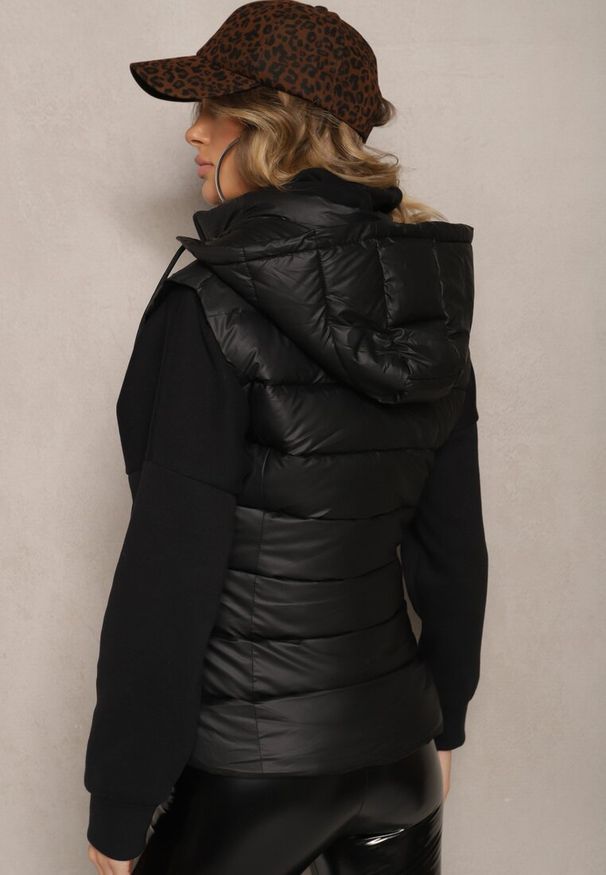 Renee - Czarna Taliowana Kamizelka z Pikowanymi Przeszyciami Kieszeniami i Odpinanym Kapturem Ravarielis. Okazja: na co dzień. Kolor: czarny. Materiał: tkanina. Styl: elegancki, casual