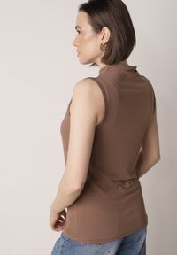 Born2be - Brązowa Gładka Bluzka Bez Rękawów z Półgolfem Nedivra. Okazja: na co dzień, na spotkanie biznesowe, do pracy. Kolor: brązowy. Materiał: poliester, elastan, materiał, jeans. Długość rękawa: bez rękawów. Wzór: gładki. Styl: casual, biznesowy, elegancki, klasyczny #3