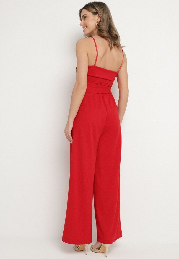 Born2be - Czerwony Kombinezon Ozdobiony Paskiem z Szerokimi Nogawkami Deolise. Kolor: czerwony. Długość rękawa: na ramiączkach. Wzór: aplikacja. Styl: elegancki