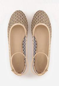 Renee - Ciemnobeżowe Balerinki ze Skórzaną Wkładką i Metaliczną Ozdobą Dorialori. Zapięcie: sprzączka. Kolor: beżowy. Materiał: skóra. Wzór: aplikacja. Styl: elegancki #6