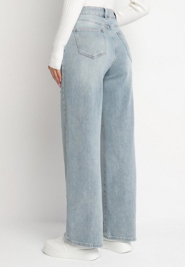 Born2be - Niebieskie Jeansy z Bawełną o Szerokim Kroju z Cyrkoniami Eladrela. Okazja: na co dzień. Stan: podwyższony. Kolor: niebieski. Styl: casual, elegancki