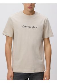 Reserved - T-shirt regular z nadrukiem - beżowy. Kolor: beżowy. Materiał: dzianina, bawełna. Wzór: nadruk