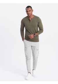 Ombre Clothing - Bawełniany longsleeve męski z guzikami przy dekolcie - ciemnooliwkowy V1 - Rozmiar: M. Okazja: na co dzień. Kolor: oliwkowy. Materiał: bawełna. Długość rękawa: długi rękaw. Wzór: aplikacja. Styl: klasyczny, casual