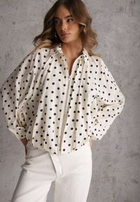 Renee - Jasnobeżowa Nietoperzowa Bluza z Wiskozą w Kropki z Kołnierzykiem Meze. Okazja: na co dzień. Kolor: beżowy. Materiał: wiskoza. Wzór: kropki. Styl: casual #3