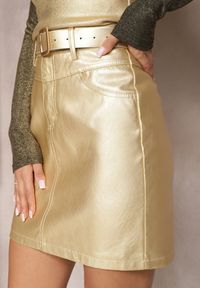 Renee - Złota Spódnica Mini z Metalicznej Ekoskóry z Paskiem w Talii Nelara. Kolor: złoty #5