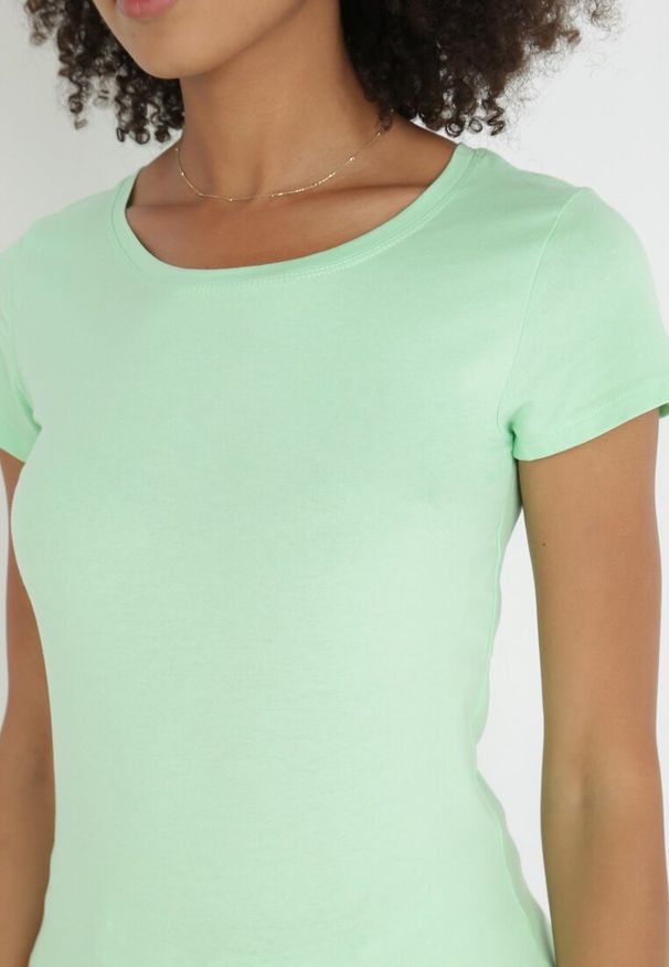 Born2be - Jasnozielony T-shirt Perirea. Okazja: do domu, na co dzień. Kolor: zielony. Materiał: dzianina. Długość rękawa: krótki rękaw. Długość: krótkie. Wzór: jednolity, gładki. Styl: sportowy, casual