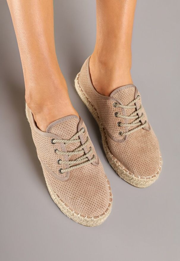Renee - Ciemnobeżowe Tenisówki na Plecionej Podeszwie Zdobione Perforacją Zolavira. Okazja: na co dzień. Zapięcie: sznurówki. Kolor: beżowy. Materiał: jeans. Wzór: aplikacja. Sezon: lato. Styl: casual, elegancki