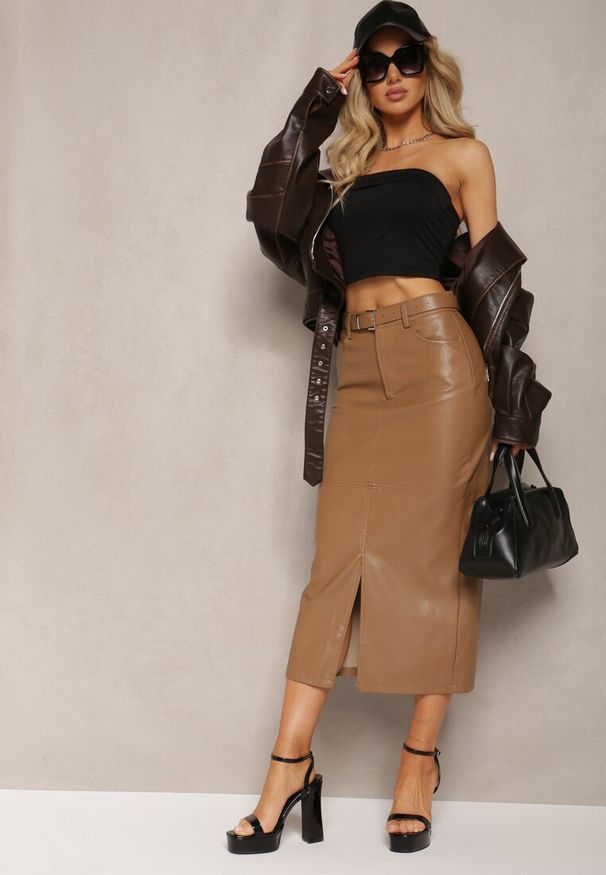 Renee - Jasnobrązowa Midi Spódnica Ołówkowa z Ekoskóry z Klamrą na Pasku Agotte. Kolor: brązowy. Styl: elegancki