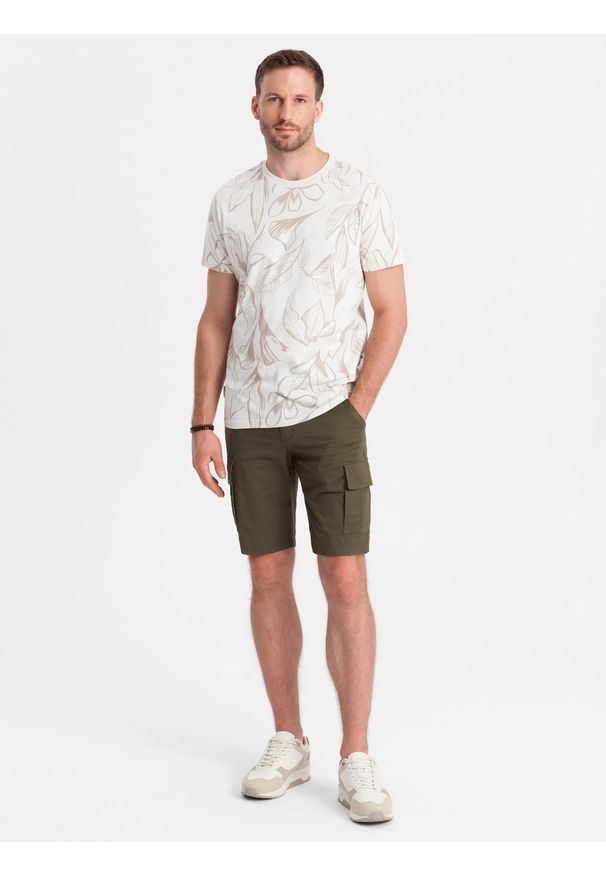 Ombre Clothing - Jednokolorowe szorty męskie z kieszeniami cargo – ciemnooliwkowe V2. Okazja: na co dzień. Kolor: oliwkowy. Materiał: bawełna, elastan, poliester, materiał. Długość: krótkie. Wzór: gładki, aplikacja, haft, jednolity. Sezon: lato. Styl: wakacyjny, casual
