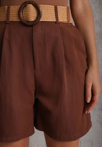 Renee - Brązowe Szorty Casual z Wiskozą High Waist Ozdobione Paskiem z Plecionki Kailee. Okazja: na co dzień. Stan: podwyższony. Kolor: brązowy. Materiał: wiskoza. Wzór: aplikacja. Styl: casual #4