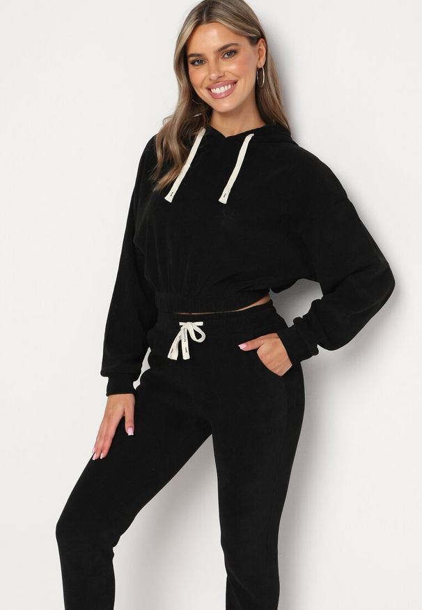 Born2be - Czarny Komplet Dresowy z Bawełną Krótka Bluza z Kapturem i Spodnie z Gumką w Pasie Gesaria. Kolor: czarny. Materiał: dresówka, bawełna