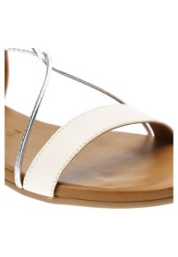 Białe Sandały Damskie Tamaris Modne Letnie Buty. Okazja: na spacer, na co dzień. Zapięcie: pasek. Kolor: biały. Wzór: paski, aplikacja. Materiał: skóra, len. Sezon: lato. Obcas: na obcasie. Styl: street, wakacyjny, elegancki, boho, casual. Wysokość obcasa: niski #6