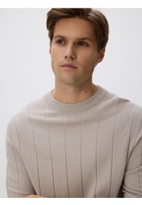 Reserved - Sweter z wiskozą - beżowy. Kolor: beżowy. Materiał: wiskoza