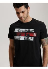 Diverse - T-shirt męski z nadrukiem DKR S 0223 S1823 - - Rozmiar: L. Kolor: czarny. Materiał: bawełna. Wzór: nadruk