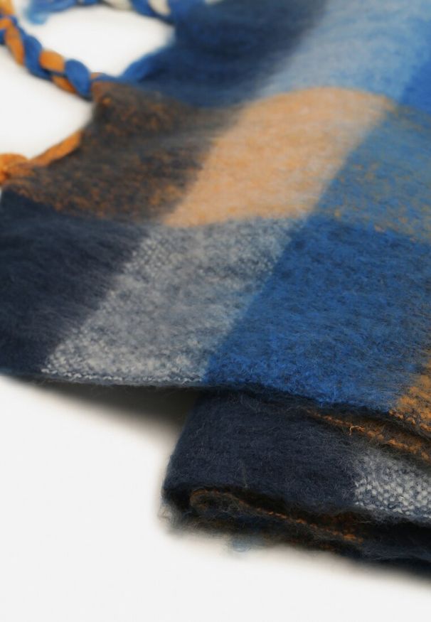 Born2be - Niebiesko-Granatowy Szalik w Kratę z Ozdobną Plecionką Eveltinae. Okazja: na co dzień. Kolor: niebieski. Materiał: jeans. Styl: klasyczny, elegancki, casual