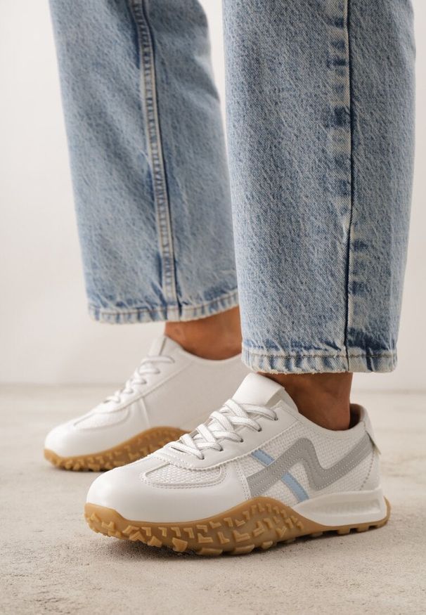 Renee - Białe Sneakersy z Futurystyczną Tłoczoną Podeszwą i Geometrycznym Wzorem Emalorine. Okazja: na spacer. Kolor: biały. Materiał: jeans. Wzór: geometria. Sport: turystyka piesza