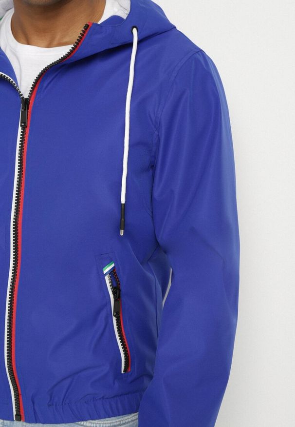 Born2be - Niebieska Kurtka Wiatrówka z Kapturem i Zasuwanymi Kieszeniami Adivoria. Typ kołnierza: kaptur. Kolor: niebieski. Styl: klasyczny