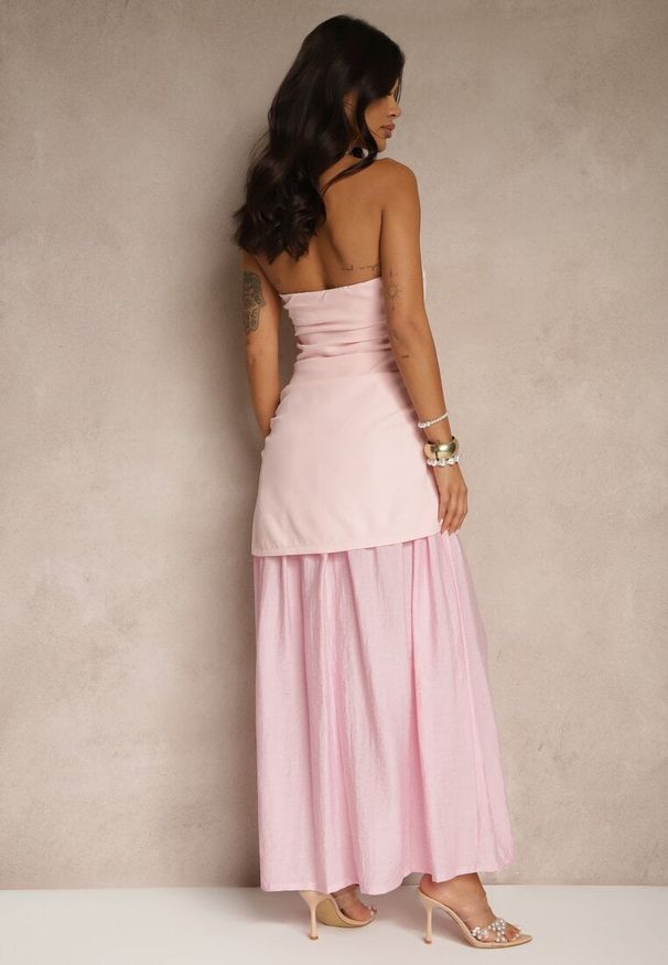 Renee - Różowa Sukienka Koktajlowa z Dekoltem Bandeau Ozdobiona Marszczeniem Folimmea. Okazja: na wesele, na ślub cywilny. Kolor: różowy. Wzór: aplikacja. Styl: wizytowy