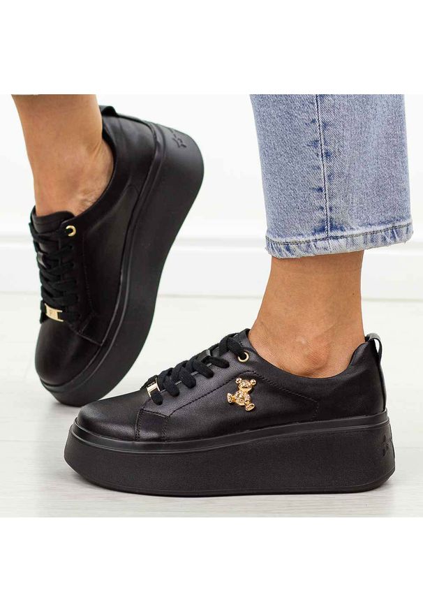 Czarne skórzane sneakersy damskie na platformie Filippo Dp6246/25. Okazja: na co dzień. Kolor: czarny. Materiał: skóra. Szerokość cholewki: normalna. Wzór: aplikacja. Sezon: lato, jesień, wiosna. Obcas: na platformie