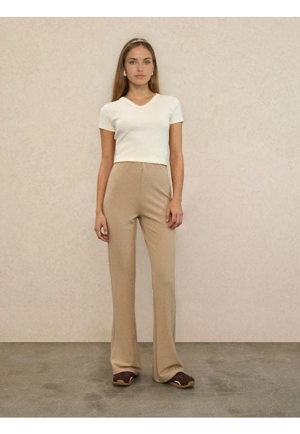 Sinsay - Spodnie flare - beżowy. Kolor: beżowy