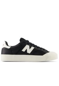 Buty New Balance BB100LBK - czarne. Kolor: czarny. Materiał: dresówka, materiał, syntetyk, guma. Szerokość cholewki: normalna. Wzór: nadruk. Obcas: na platformie