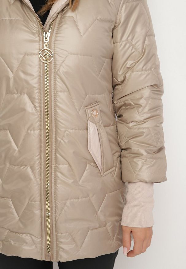 Born2be - Ciemnobeżowa Pikowana Kurtka z Kapturem i Rękawami ze Ściągaczami Melorisea. Okazja: do pracy, na spotkanie biznesowe, na spacer. Typ kołnierza: kaptur. Kolor: beżowy. Materiał: dzianina, jeans. Styl: biznesowy, elegancki