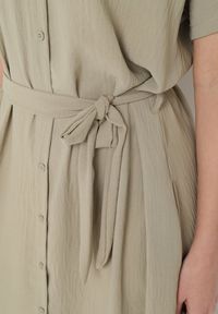 Born2be - Zielona Sukienka Wiskozowa o Luźnym Koszulowym Kroju Wiązana w Talii Rionella. Kolor: zielony. Materiał: wiskoza. Długość rękawa: krótki rękaw. Sezon: lato. Typ sukienki: koszulowe. Styl: klasyczny #2