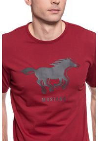 Mustang - T-SHIRT MĘSKI MUSTANG PRINT TEE 1009022 7194. Kolor: czerwony. Wzór: nadruk #3