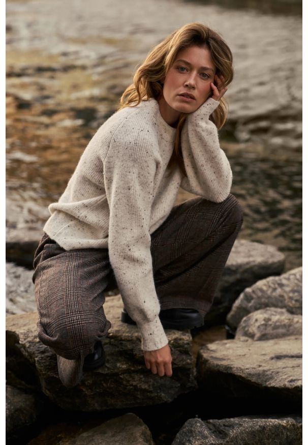 MOODO - Sweter o prostym fasonie ecru. Materiał: poliamid, poliester, wełna, akryl, elastan