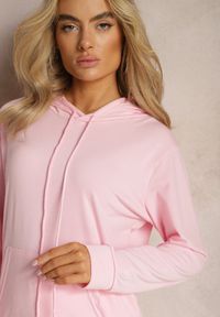 Renee - Jasnoróżowy Klasyczny Komplet Dresowy z Bluzą Kangurką i Spodniami Typu Jogger Salevia. Kolor: różowy. Materiał: dresówka #5