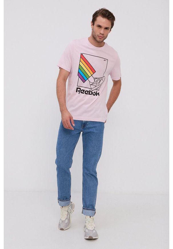 Reebok - T-shirt bawełniany. Okazja: na co dzień. Kolor: różowy. Materiał: bawełna. Wzór: nadruk. Styl: casual