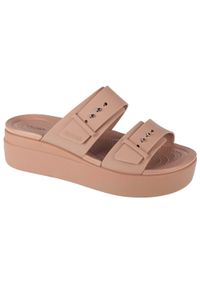 Klapki damskie Crocs Brooklyn Low Wedge. Kolor: brązowy. Materiał: materiał, syntetyk #1