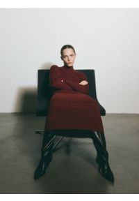 Reserved - Dzianinowa sukienka z wycięciem - burgundowy. Kolor: czerwony. Materiał: dzianina #1