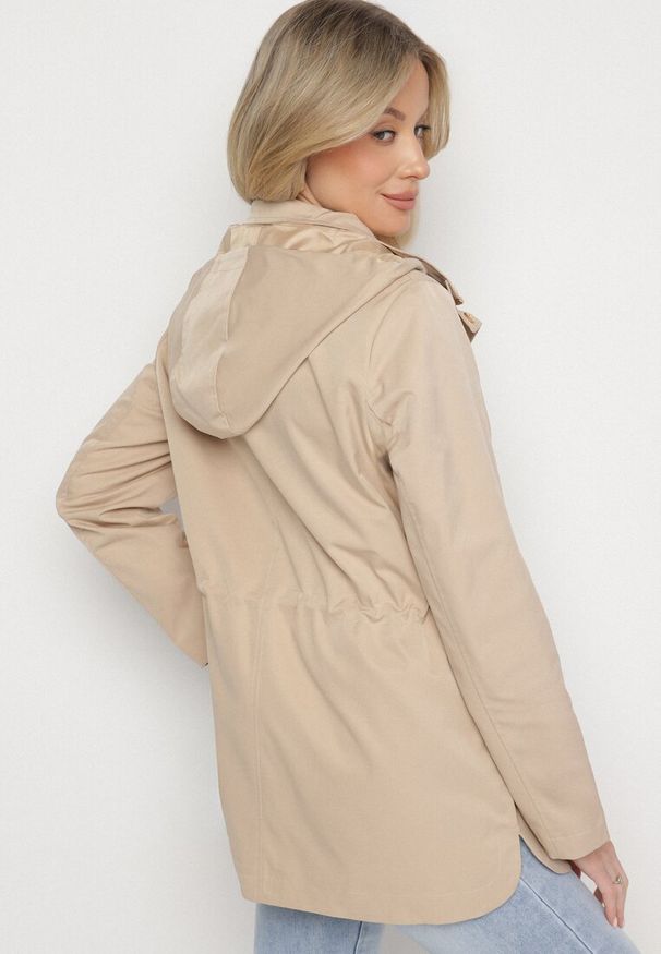 Born2be - Beżowa Kurtka Parka ze Ściągaczem w Talii i Odpinanym Kapturem Elanoreta. Okazja: na co dzień. Kolor: beżowy. Materiał: jeans. Styl: elegancki, casual